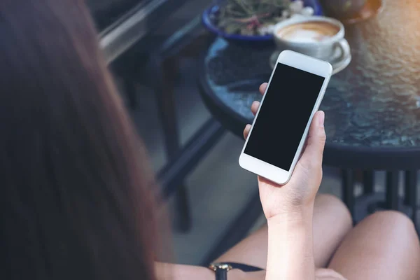 Imagen Burlona Mano Una Mujer Sosteniendo Teléfono Móvil Blanco Con — Foto de Stock