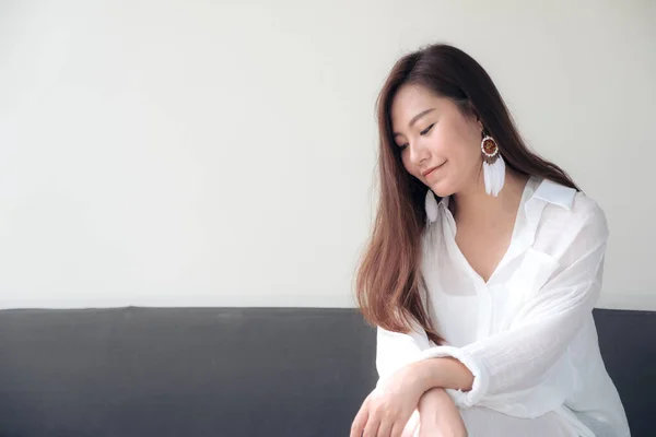 幸せとリラックスして座って白いドレスに美しいアジアの女性の肖像画のイメージ — ストック写真