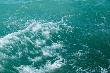 Tropik beyaz dalgalar denizlerde ya da okyanuslarda 