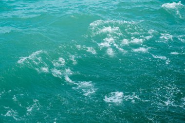 Tropik beyaz dalgalar denizlerde ya da okyanuslarda 