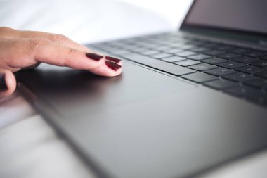 Laptop klavyesinde yazı arkaplanı kullanan ve dokunan kadınların ellerinin yakın plan resmi 