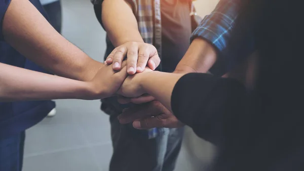 Immagine Ravvicinata Del Team Aziendale Piedi Che Unisce Mani Ufficio — Foto Stock