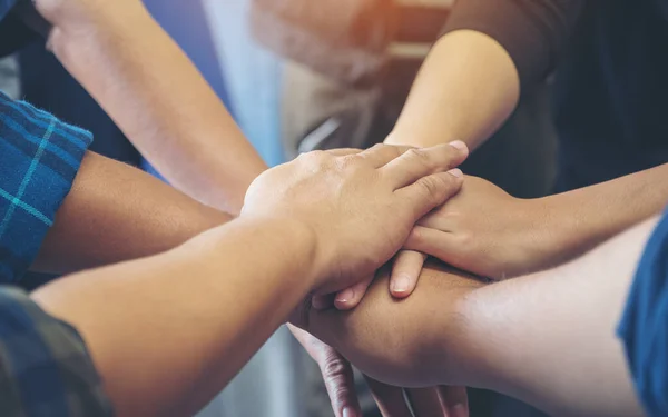 Imagen Primer Plano Del Equipo Empresarial Pie Uniendo Sus Manos — Foto de Stock