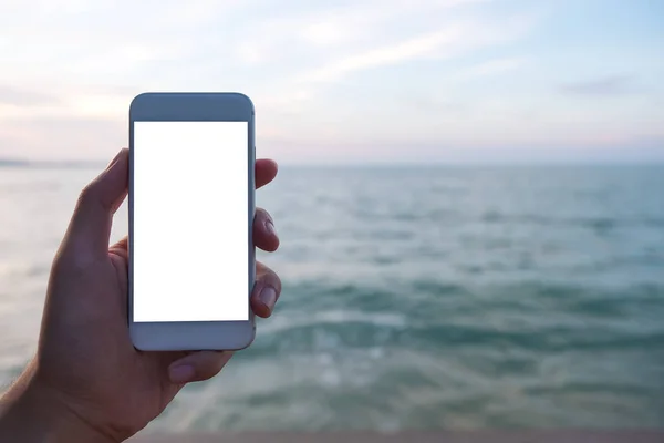 Образец Изображения Руки Держащей Показывающей Белый Мобильный Телефон Пустым Экраном — стоковое фото