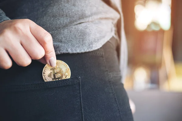 Imagen Cerca Una Mujer Recogiendo Soltando Bitcoin Bolsillo Jean Negro — Foto de Stock