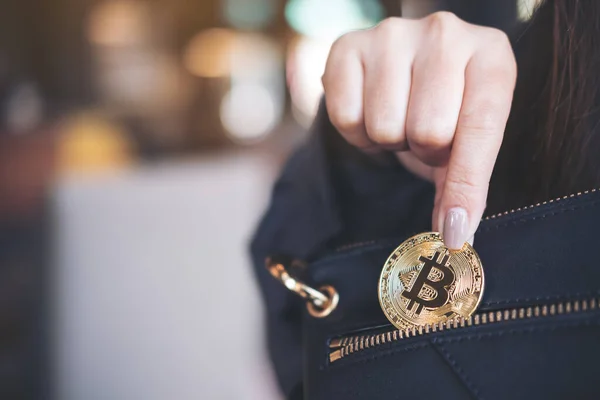 Imagen Cerca Una Mujer Recogiendo Soltando Bitcoin Una Billetera Negra — Foto de Stock