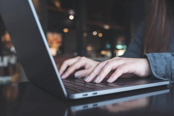 Imagem Perto Das Mãos Uma Mulher Negócios Trabalhando Digitando Teclado — Fotografia de Stock