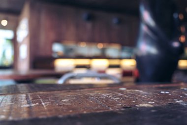 Kafe üzerinde bulanık bokeh arkaplanı olan klasik ahşap masa