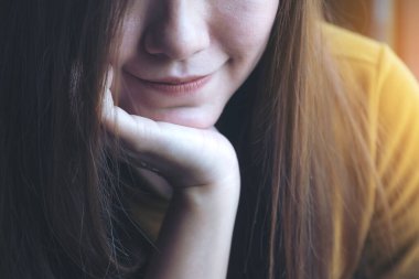 İyi hisseden güzel bir Asyalı kadının yakın plan görüntüsü. 