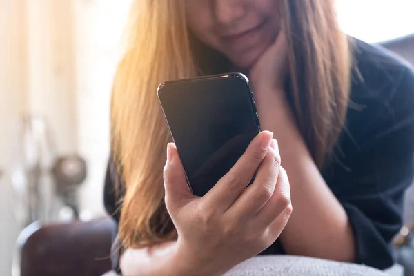 Imagen Cerca Una Hermosa Mujer Asiática Sosteniendo Usando Mirando Teléfono —  Fotos de Stock