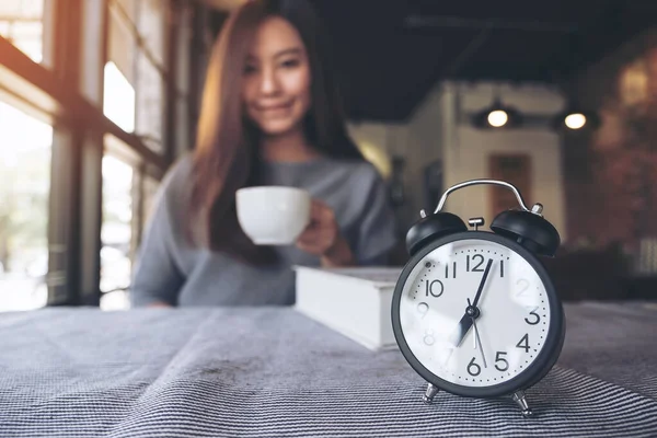 Une Belle Femme Asiatique Boire Café Matin Avec Réveil Noir — Photo