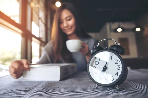 Une Belle Femme Asiatique Lisant Livre Buvant Café Matin Avec — Photo