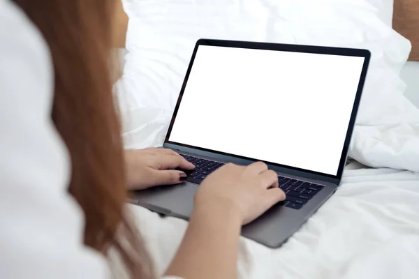 Makieta Kobiety Siedzącej Łóżku Używającej Piszącej Laptopie Białą Klawiaturą Pulpicie — Zdjęcie stockowe