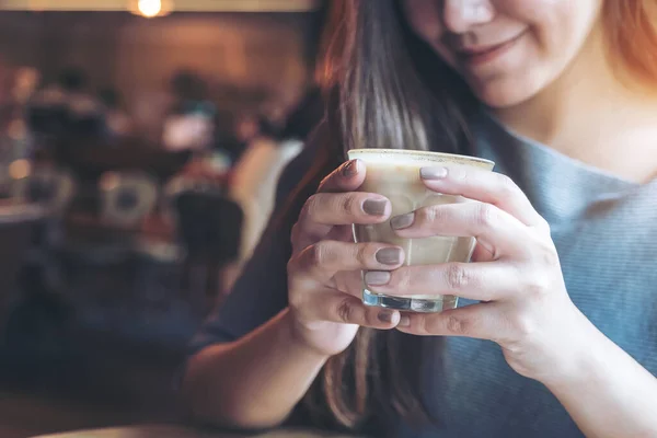 Imagen Primer Plano Mujer Asiática Sosteniendo Bebiendo Café Caliente Con — Foto de Stock