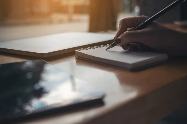 Närbild Bild Kvinnans Hand Skriva Tom Anteckningsbok Med Bärbar Dator — Stockfoto