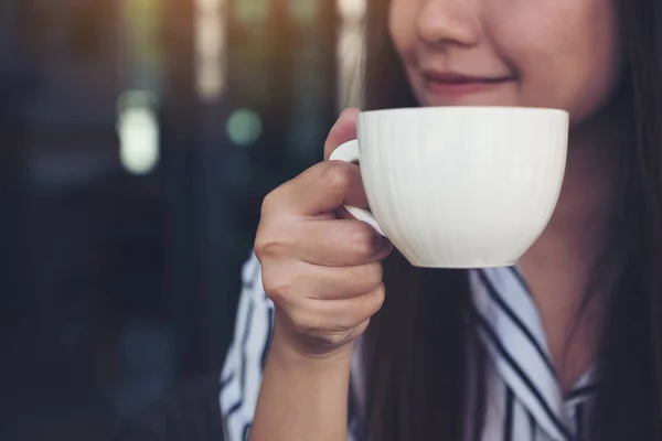Nahaufnahme Von Asiatischen Frau Riecht Und Trinkt Heißen Kaffee Mit — Stockfoto