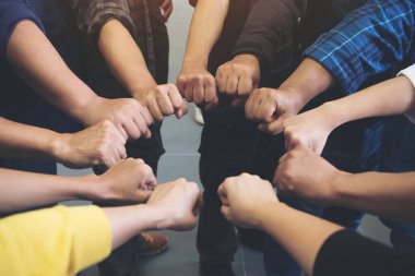 Bir grup iş adamı güçlü ve başarılı bir konseptle el ele veriyor. 