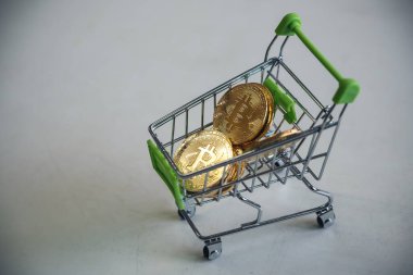 Beyaz arka planı olan bir arabada altın bir bitcoin.