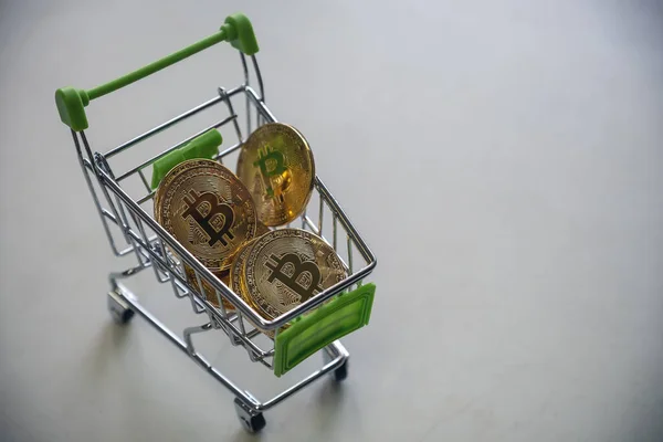 Bitcoins Oro Carro Con Fondo Blanco — Foto de Stock