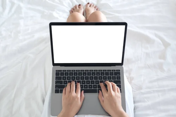 Top View Makieta Obrazu Kobiety Siedzącej Łóżku Pomocą Wpisując Laptopie — Zdjęcie stockowe