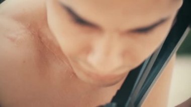 Kolombiyalı mafya tutar, bir ateşli silah onun eller, üstsüz, hafif makineli tüfek ile tehdit, bir kişi amacı, agresif, öldürmek istiyor eylem sahilde gerçekleşir