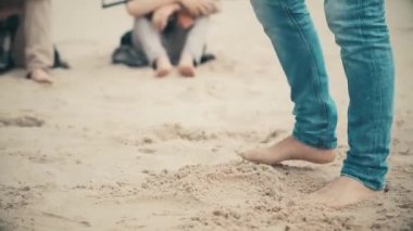 Kolombiyalı mafya tutar, bir ateşli silah onun eller, üstsüz, hafif makineli tüfek ile tehdit, bir kişi amacı, agresif, öldürmek istiyor eylem sahilde gerçekleşir
