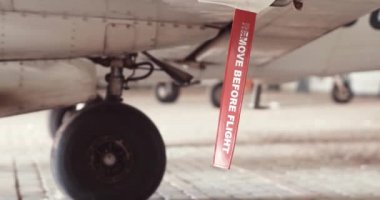 Bir küçük yolcu uçak hangar, yakın çekim ayrıntıları, sörf panorama çekim ayrıntılı, ellerini tutmak direksiyon simidi, pano, çelik pervane, şasi, ölçü aygıtları