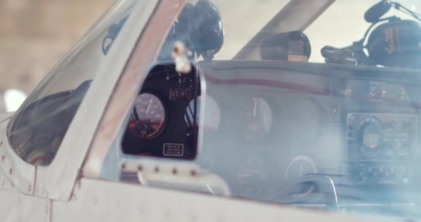 Szczegółowe, fotografowanie małego pasażera samolotu w hangarze, szczegół, szczegóły, panorama Surf, ręce trzymać kierownicy, deski rozdzielczej, stalowe śmigło, podwozie, wskaźniki — Wideo stockowe