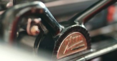 Bir küçük yolcu uçak hangar, yakın çekim ayrıntıları, sörf panorama çekim ayrıntılı, ellerini tutmak direksiyon simidi, pano, çelik pervane, şasi, ölçü aygıtları