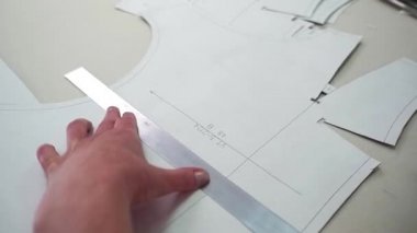 İşe bir dikiş fabrikası, modern dikiş makinesi, dikiş fabrikası, elbise, pantolon, Etek, kazak, terzi iş yerinde çekim T-shirt, dikiş malzemesi, moda sanayi