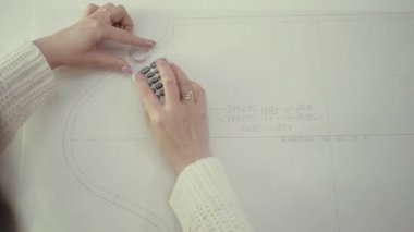 İşe bir dikiş fabrikası, modern dikiş makinesi, dikiş fabrikası, elbise, pantolon, Etek, kazak, terzi iş yerinde çekim T-shirt, dikiş malzemesi, moda sanayi