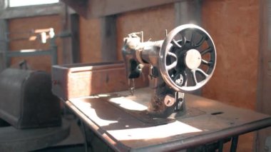 İşe bir dikiş fabrikası, modern dikiş makinesi, dikiş fabrikası, elbise, pantolon, Etek, kazak, terzi iş yerinde çekim T-shirt, dikiş malzemesi, moda sanayi