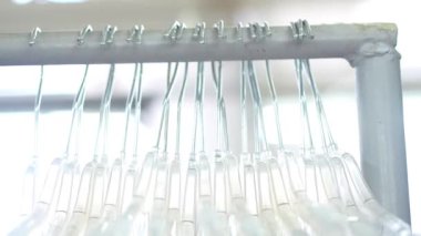 İşe bir dikiş fabrikası, modern dikiş makinesi, dikiş fabrikası, elbise, pantolon, Etek, kazak, terzi iş yerinde çekim T-shirt, dikiş malzemesi, moda sanayi