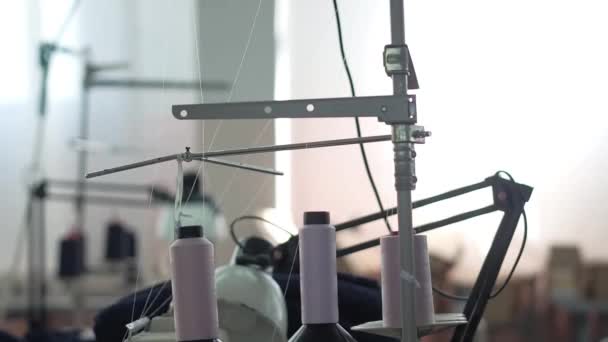 Werk bij een fabriek naaien, moderne naaimachine naaien fabriek, jurken, broeken, rokken, truien, T-shirts, naaien materiaal, naaister schieten op het werk, fashion industrie — Stockvideo