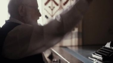 Eski bir şarkıcı çalışır onun yaratıcı stüdyo, şık retro giysiler dokulu bir yazar, bir gri saçlı sakallı adam, bir not defteri yapraklar, şiirler ve daktilo üzerine bir kitap yazıyor