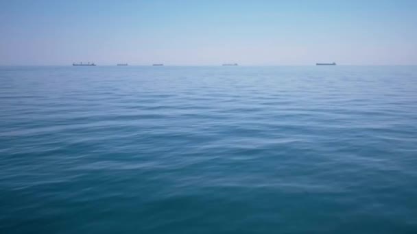 검정 그리고 Azov 바다, 우크라이나 및 러시아에 있는 바다 해 우크라이나 배송, 크리미아, 근처 바다를 촬영 하는 우크라이나와 러시아의 전쟁 충돌의 취소 맑은 날씨 — 비디오
