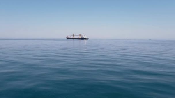 黒とアゾフ海 ウクライナ ロシアに水発射ウクライナ船 ウクライナ クリミア自治共和国 近くの海を撮影とロシアの戦争の競合の領域をオフに日当たりの良い天気 — ストック動画