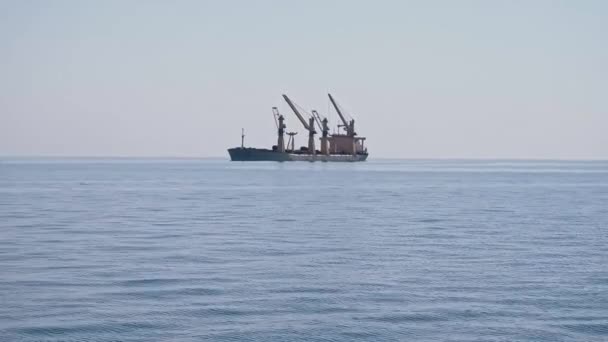 Zwart en de zee van Azov, het grondgebied van het conflict tussen Oekraïne en Rusland, de wateren waarin Oekraïense schepen, de oorlog van Rusland met Oekraïne ontslagen, schieten de zee in de buurt van Krim, duidelijk zonnig weer — Stockvideo