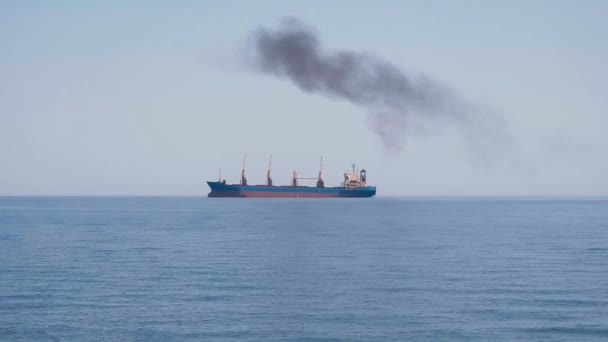 Sort og Azovhavet, det område af konflikten i Ukraine og Rusland, de farvande, hvor affyrede ukrainske skibe, krigen i Rusland med Ukraine, skyde havet nær Krim, klart solrigt vejr – Stock-video