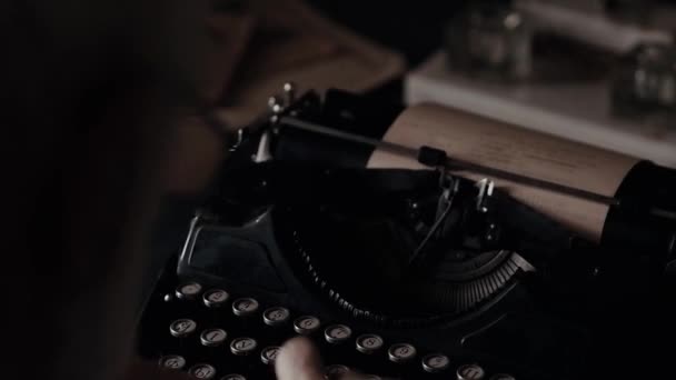 Les mains d'un vieil homme tapent sur une vieille machine à écrire, un instrument antique écrivain, un poète ou un écrivain composant une œuvre imprimée, un vieil ameublement, début du 20ème siècle, écriture 