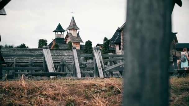 Une ancienne ville païenne slave construite en bois, d'excellents paysages pour un film historique, de vieilles églises et maisons en bois, une croix orthodoxe, l'heure d'été, personne dans le cadre, le vieux Kiev — Video