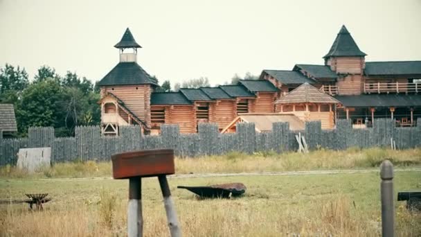 En gammel slavisk hedensk by bygget af træ, fremragende natur til en historisk film, gamle trækirker og huse, et ortodoks kors, sommertid, ingen mennesker i rammen, gamle Kiev – Stock-video