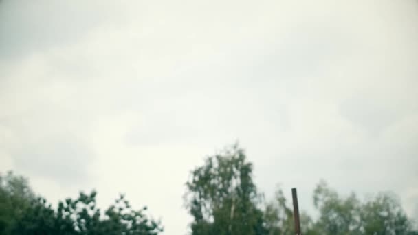 Starobylé slovanské pohanské město postavené ze dřeva, skvělé kulisy pro historický film, staré dřevěné kostely a domy, pravoslavný kříž, letní čas, žádní lidé v rámu, Starý Kyjev — Stock video
