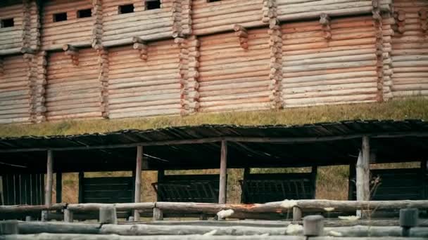 Une ancienne ville païenne slave construite en bois, d'excellents paysages pour un film historique, de vieilles églises et maisons en bois, une croix orthodoxe, l'heure d'été, personne dans le cadre, le vieux Kiev — Video