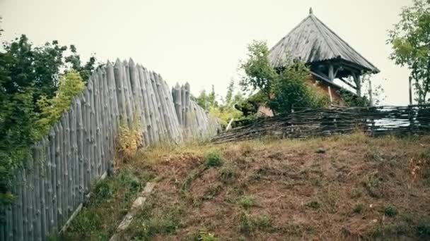 Una antigua ciudad pagana eslava construida de madera, excelente escenario para una película histórica, antiguas iglesias y casas de madera, una cruz ortodoxa, hora de verano, sin gente en el marco, viejo Kiev — Vídeos de Stock