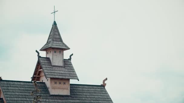 Een oude Slavische heidense stad gebouwd van hout, uitstekende landschap voor een historische film, oude houten kerken en huizen, een orthodoxe kruis, zomertijd, geen mensen in het frame, oude Kiev — Stockvideo