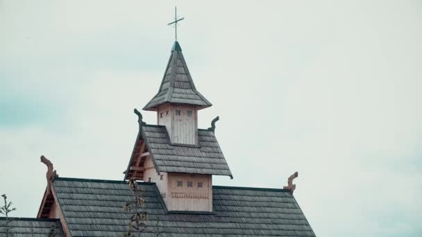 Une ancienne ville païenne slave construite en bois, d'excellents paysages pour un film historique, de vieilles églises et maisons en bois, une croix orthodoxe, l'heure d'été, personne dans le cadre, le vieux Kiev — Video