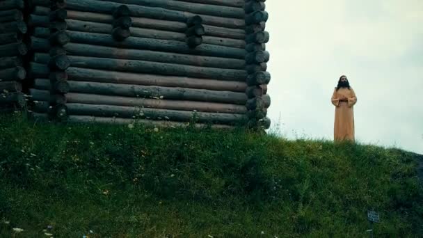 Μια αρχαία σλαβική ειδωλολατρική πόλη κτισμένη από ξύλο, Εξαιρετικό σκηνικό για μια ιστορική ταινία, παλιές ξύλινες εκκλησίες και σπίτια, έναν Ορθόδοξο σταυρό, η θερινή ώρα δεν υπάρχουν άνθρωποι στο πλαίσιο, παλιά Κίεβο — Αρχείο Βίντεο