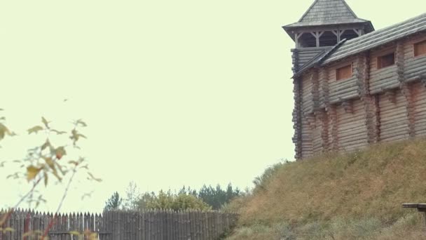 Una antigua ciudad pagana eslava construida de madera, excelente escenario para una película histórica, antiguas iglesias y casas de madera, una cruz ortodoxa, hora de verano, sin gente en el marco, viejo Kiev — Vídeo de stock