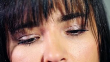 Hayat ile mutsuz olan bir kız yorgun durgun görünümünü, kızı kocası ve o okuma yorgun gözleri, güzel kahverengi gözleri, Genç bir kadın işkence görünümünü